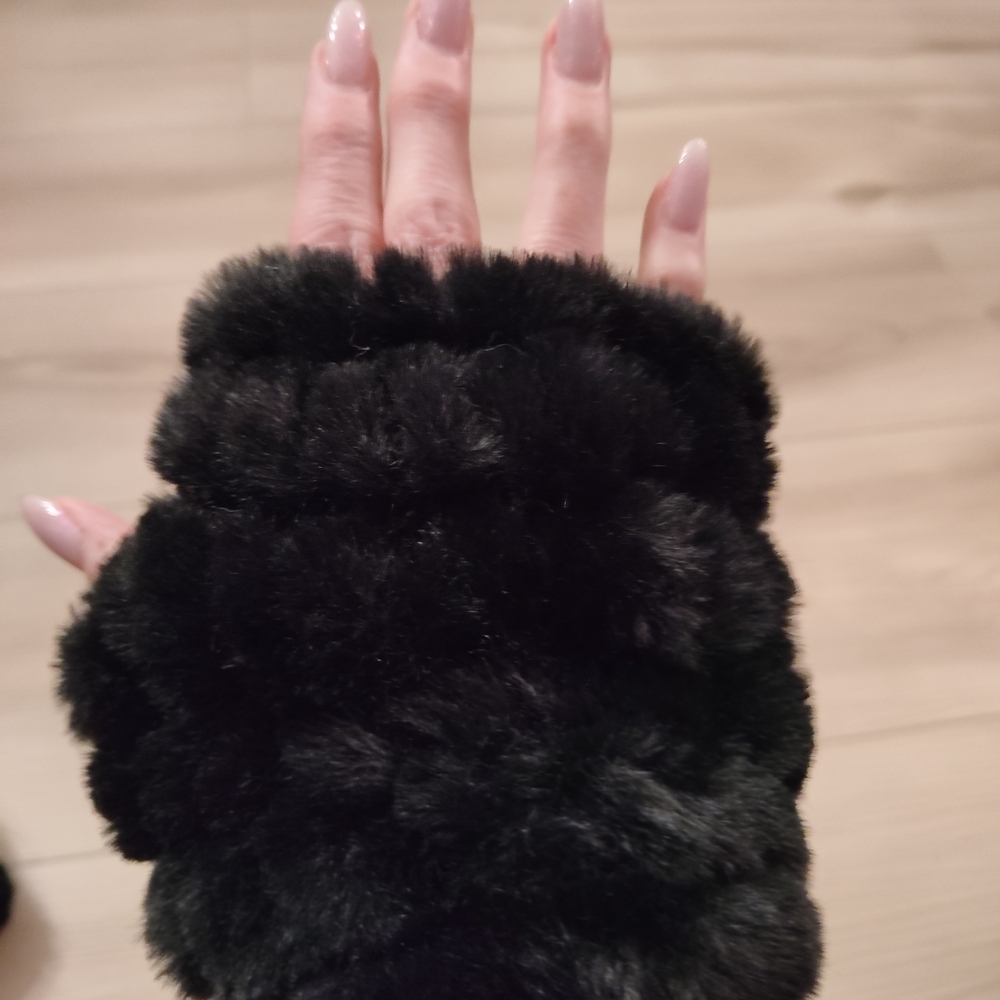 Jocelyn Black Faux Fur Mittens